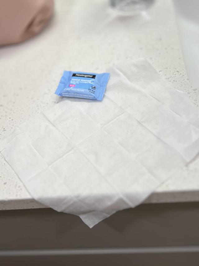 Neutrogena wipes in use