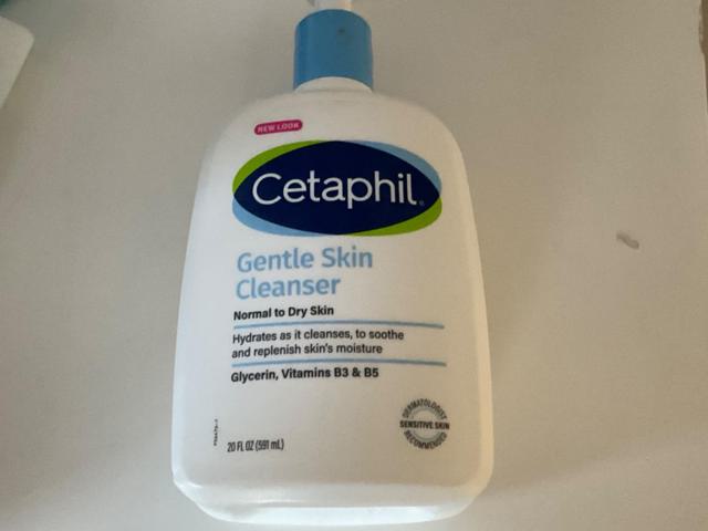 Cetaphil Hydrating Gentle Skin Cleanser bottle