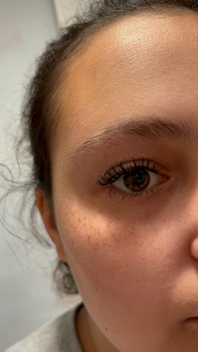 User Applying Lash Clusters