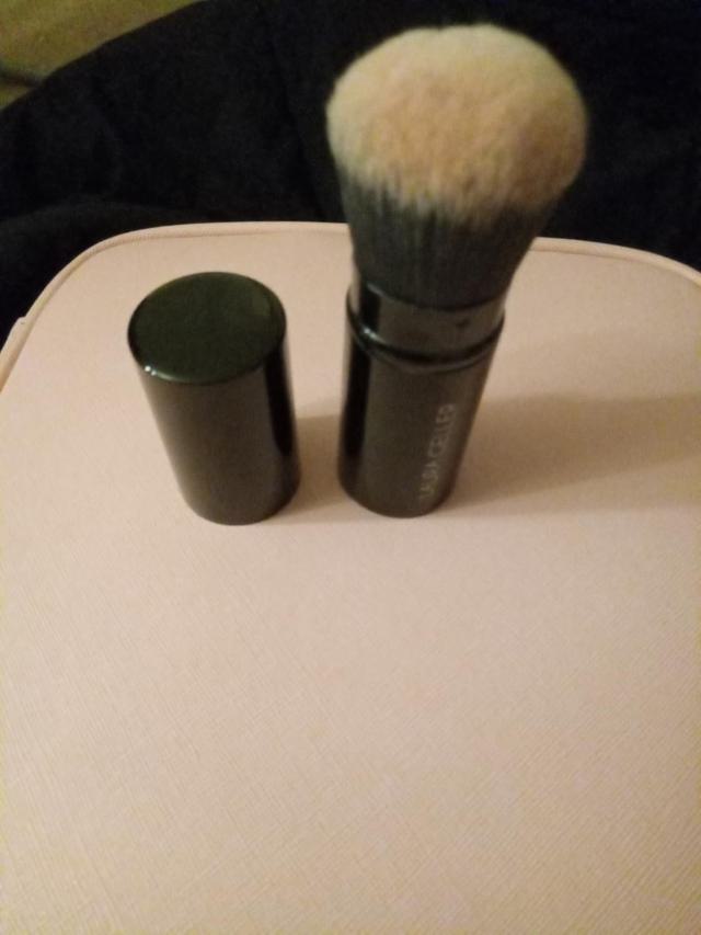 LAURA GELLER Kabuki Brush in use