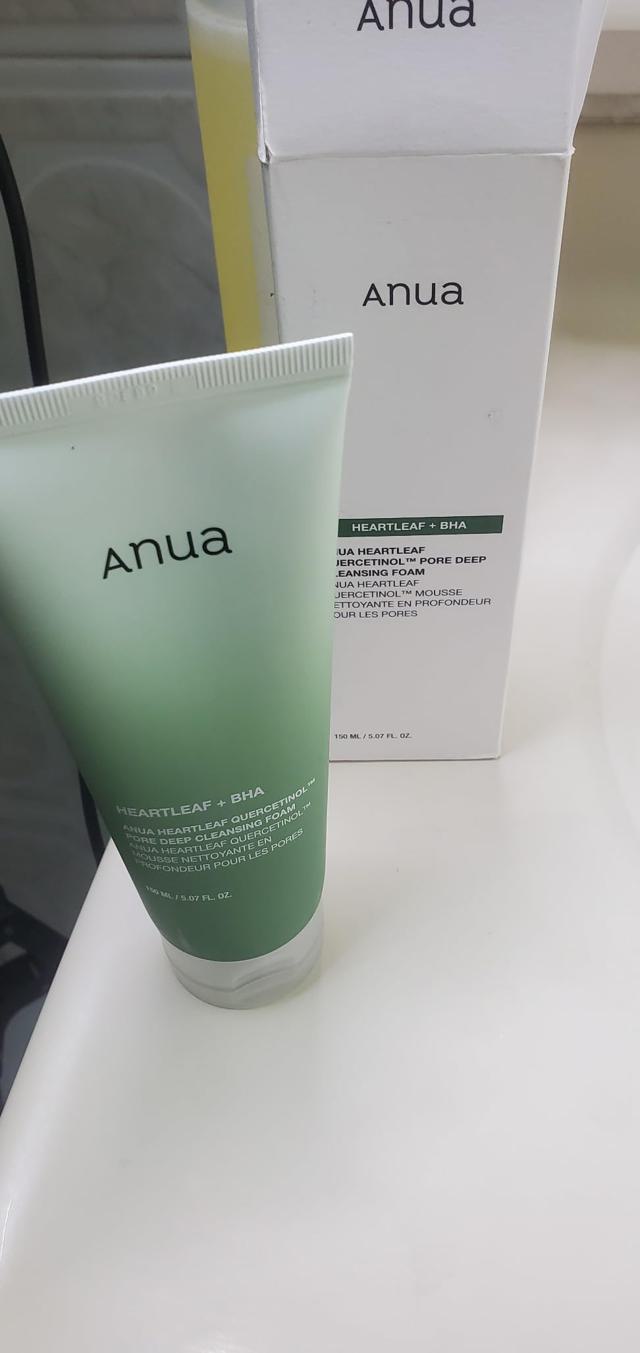 ANUA Heartleaf Quercetinol Pore Deep Cleansing Foam in use