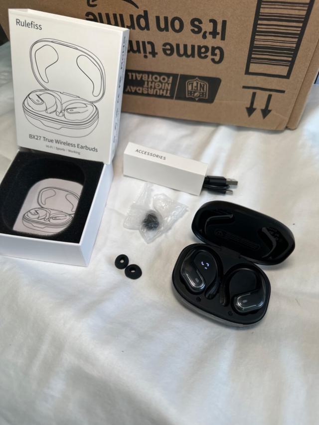 Rulefiss Q38 Wireless Earbuds in use