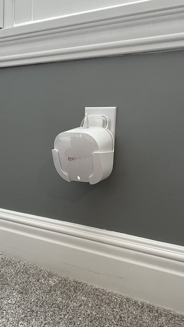 Wall mount with eero device