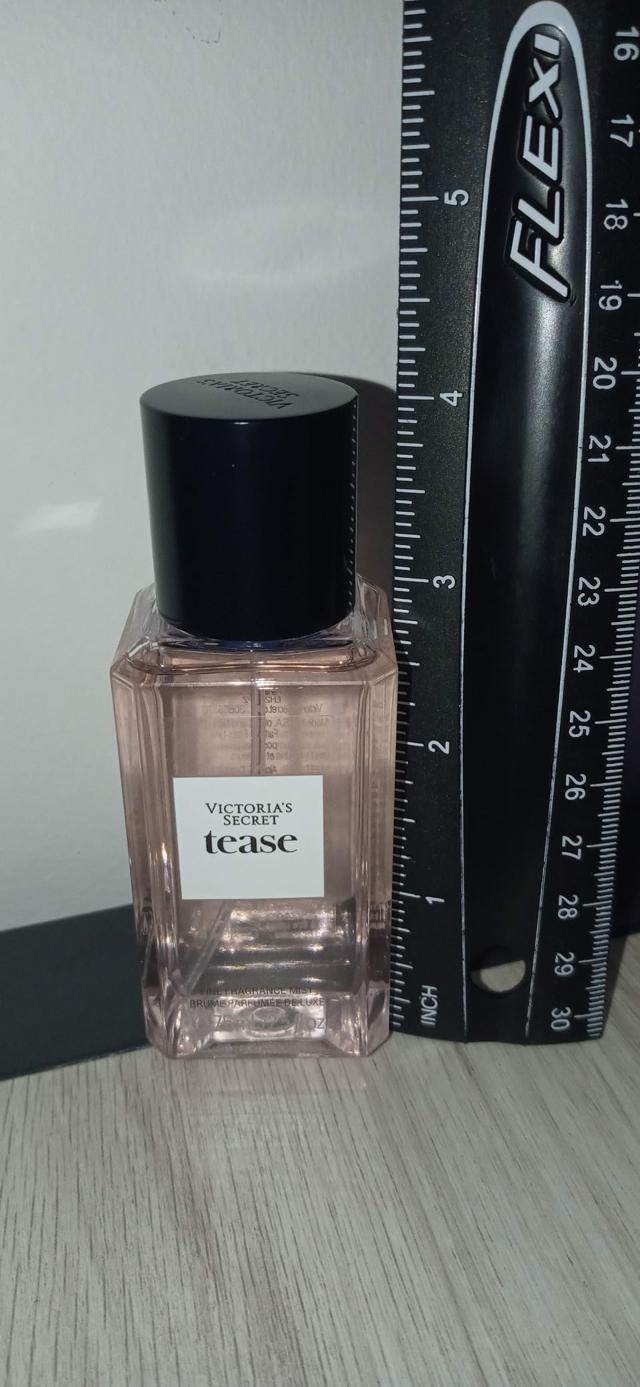 Victoria's Secret Bombshell Mini Fragrance Mist in use