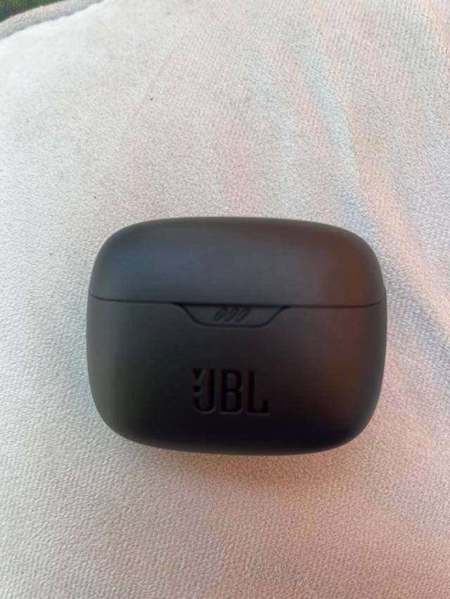 JBL Tune Buds charging case