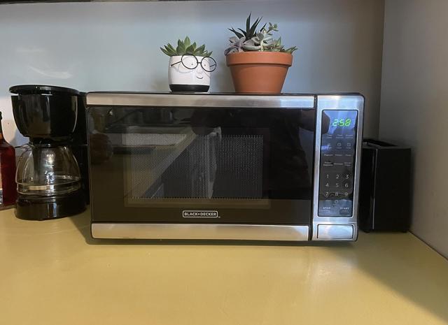 BLACK+DECKER EM720CB7 Digital Microwave interior view