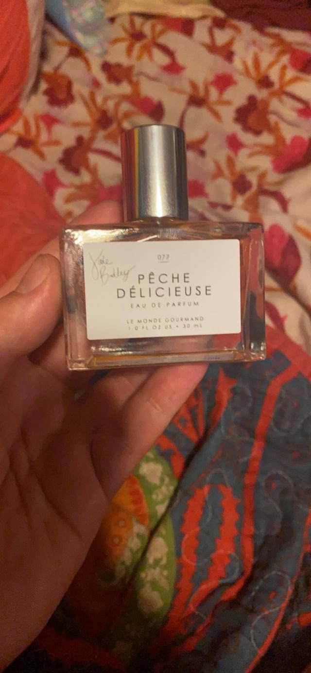 Le Monde Gourmand Crème Vanille Eau de Parfum being held