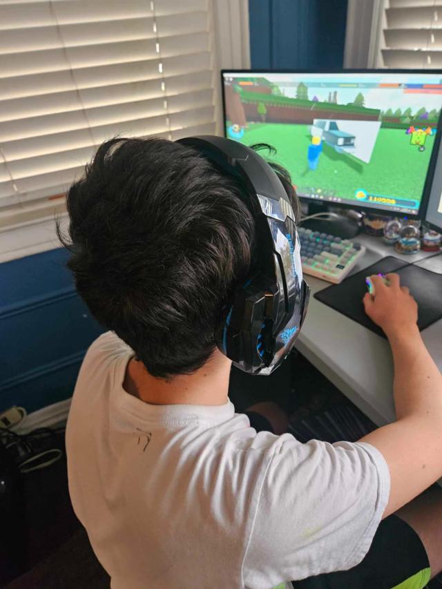 BENGOO G9000 Headset in Use