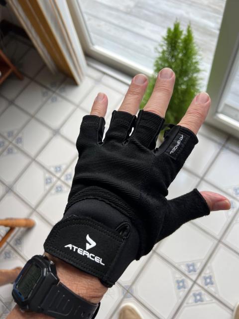 ATERCEL Workout Gloves on hands