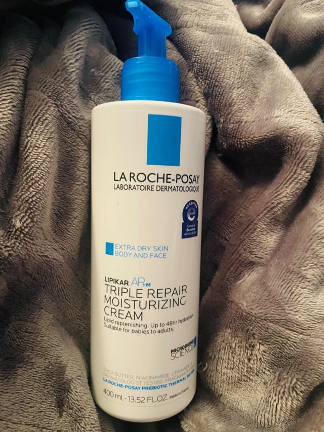 La Roche-Posay Lipikar AP+ Triple Repair Moisturizing Cream application