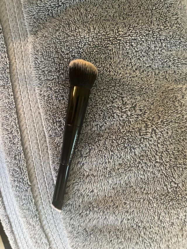 LAURA GELLER Kabuki Brush size comparison