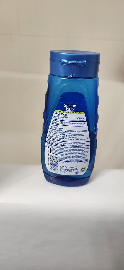 Selsun Blue Naturals Anti-Dandruff Shampoo in Use